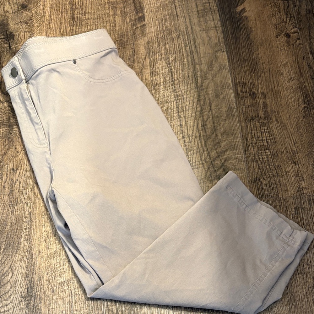 Chico's Women's Light Tan Khaki Gray Capris Chicos Size 1, US 8 Peddle Pusher